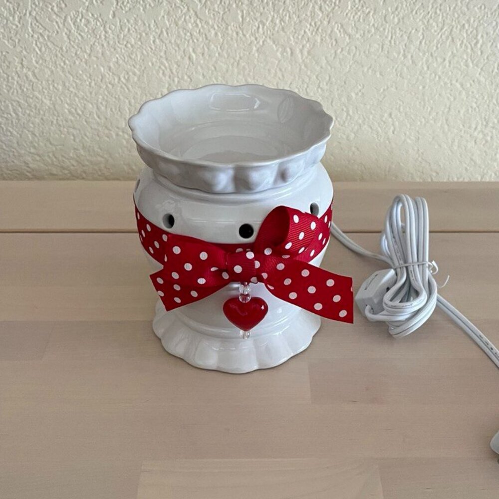 SCENTSY Full Size Wax Fragrance Warmer Valentine Day Glass Heart